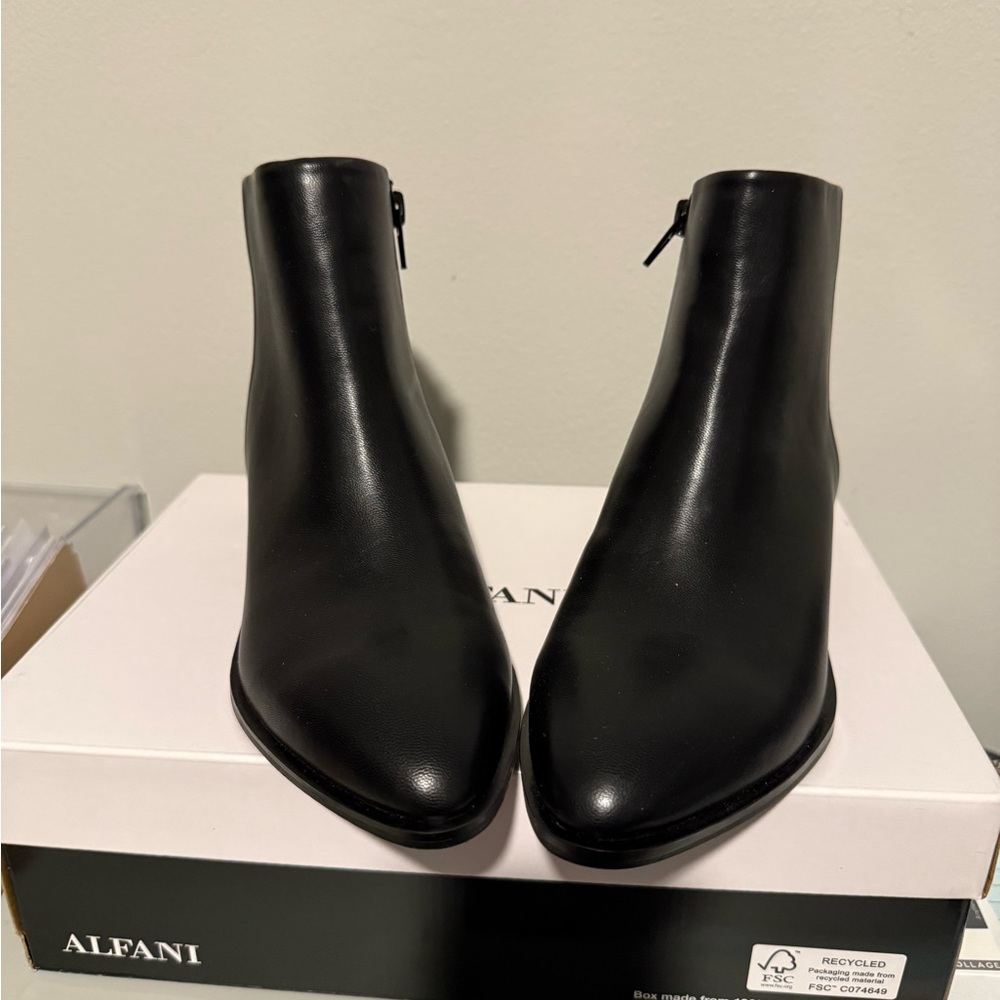 Sleek Black Leather Ankle Boots with Pointed Toe and Side Zipper - Picture 10 of 11